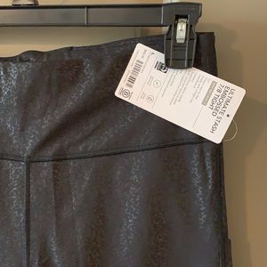 NWT - Athleta Black Embossed 7/8 Tight - Large